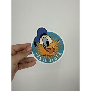 Authentic 2018 Walt Disney World Donald Duck Annual Passholder Magnet